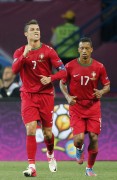 Португалия - Нидерланды на чемпионате по футболу Евро 2012, 17 июня 2012 (84xHQ) 10f204201605612