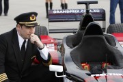 Джон Траволта (John Travolta) poses with an F1 car as he arrives at Melbourne Airport on March 27,2010 - 7xHQ Dd6830207773629